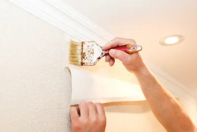 Pose de papier peint à Coulours — revêtements muraux et toiles de verre